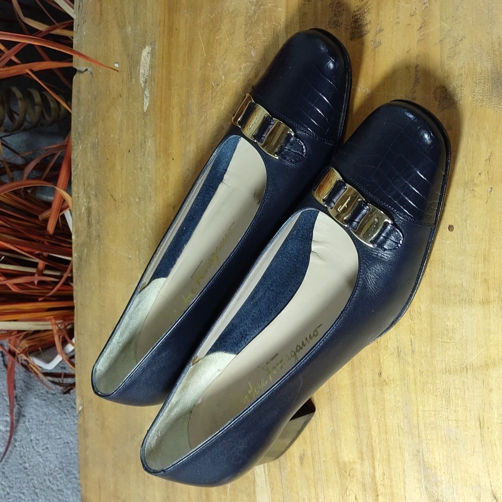 Salvatore Ferragamo Boutique blue leather heels